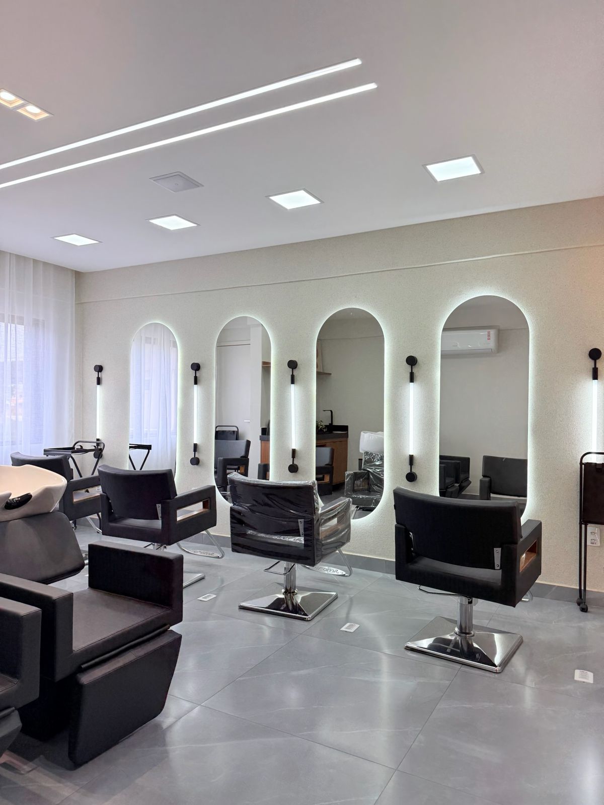 Espaço Interno com Espelhos Arqueados de LED e Iluminação Linear