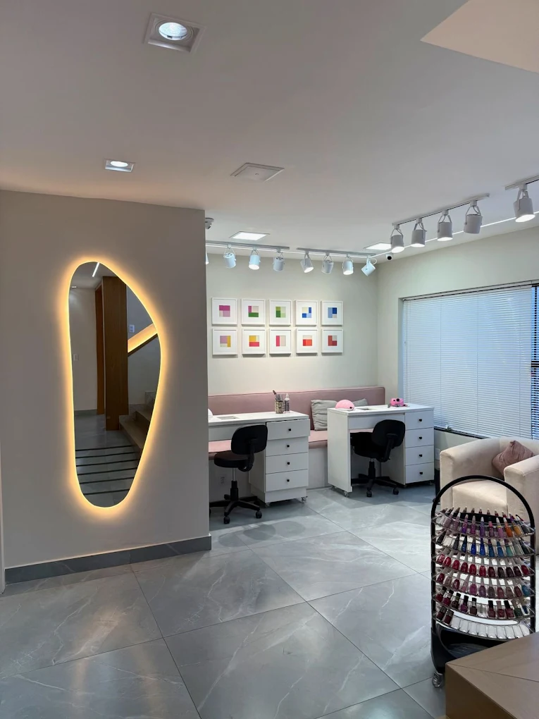 Sala de Nail Design & Spa com Espelho Orgânico LED